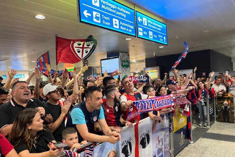 Tifosi del Cagliari in festa all'aeroporto di elmas per l'arrivo della squadra, salva in serie A