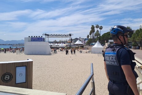 Allarme sicurezza sulla Croisette durante il festival di Cannes, evacuata un parte della spiaggia libera