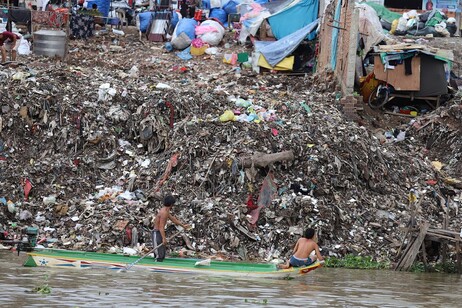I rifiuti di plastica continuano ad aumentare nelle acque del fiume Mekong (fonte: Jennifer Kent)