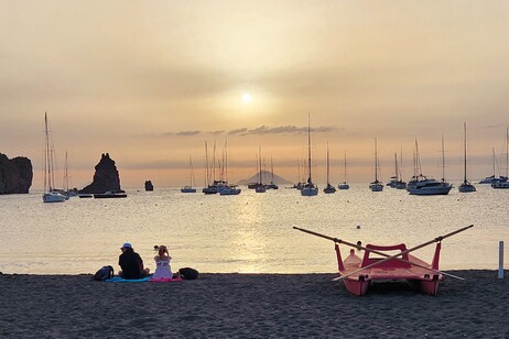 Un tramonto visto dall'isola di Vulcano (fonte: Leonardo De Cosmo)