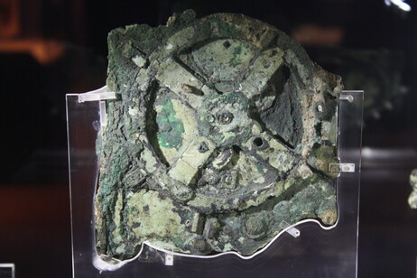 La macchina di Anticitera, conservata nel Museo archeologico nazionale di Atene (fonte: Mark Cartwright CC BY NC-SA)