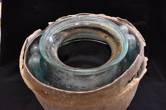 Il vino più antico del mondo è stato ritrovato in un’urna funeraria in vetro (fonte: Juan Manuel Román)