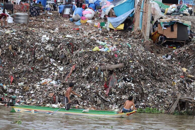 I rifiuti di plastica continuano ad aumentare nelle acque del fiume Mekong (fonte: Jennifer Kent) - RIPRODUZIONE RISERVATA